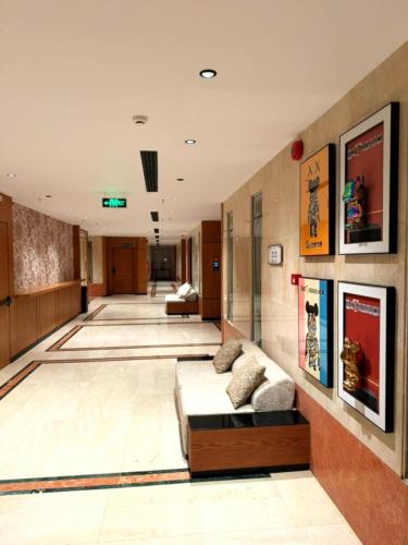 a hotel lobby with a bed in the middle of a room at ثريو thrio للشقق المخدومة in Riyadh