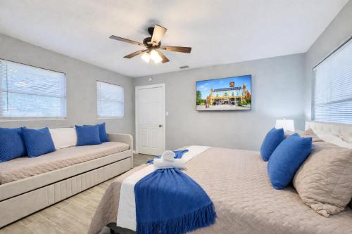 a living room with a couch and a ceiling fan at Lakeland Retreat King Bed Pet Friendly Yard in Lakeland
