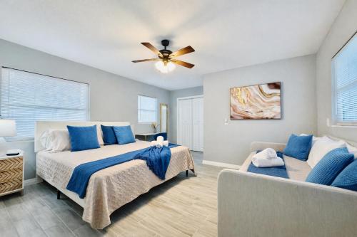 a bedroom with two beds and a ceiling fan at Lakeland Retreat King Bed Pet Friendly Yard in Lakeland