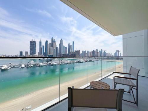 Elegant 1BR with Sea View & Direct Beach Access
