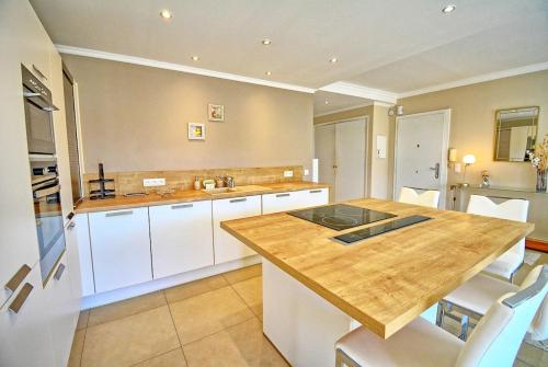 Luxury Apartment, Private Garden Sea within Walking Distance Parking