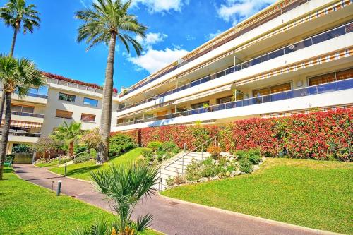 Luxury Apartment, Private Garden Sea within Walking Distance Parking