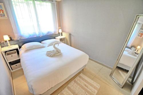 Luxury Apartment, Private Garden Sea within Walking Distance Parking