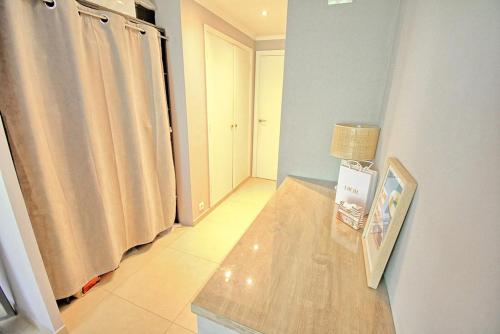 Luxury Apartment, Private Garden Sea within Walking Distance Parking