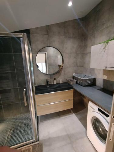 a bathroom with a sink and a mirror at Appartement dans la campagne in Le Beausset