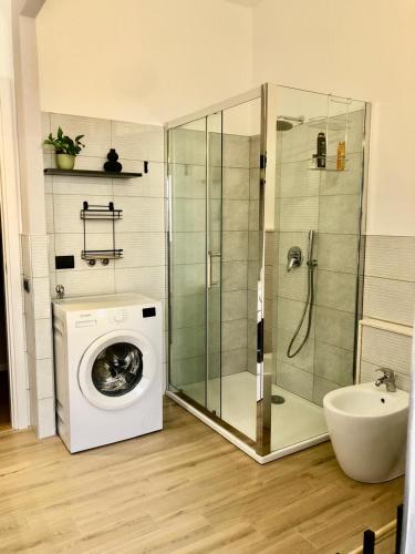 ein Badezimmer mit Waschmaschine und Waschbecken in der Unterkunft Da Magy in Arborea 