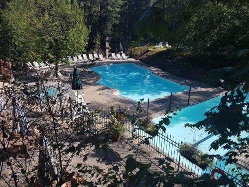 an overhead view of a swimming pool with a fence at Tremblant Prestige - Les Eaux 233-2 in Mont-Tremblant