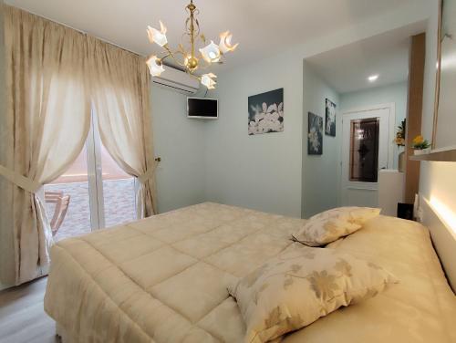 a bedroom with a large bed and a window at Albatros centro Lucena in Lucena