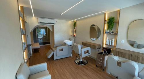ein Badezimmer mit zwei Waschbecken und einem Spiegel in der Unterkunft CDesign Hotel in Rio de Janeiro