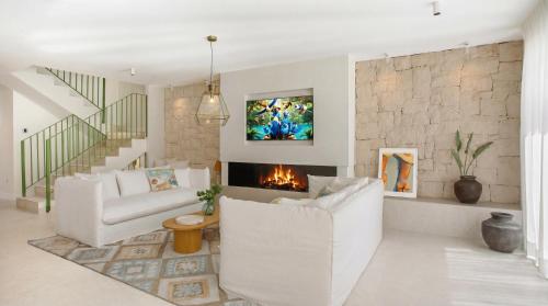 VACATION MARBELLA I Casa Savia, Private Pool, BBQ, Renovated in 2024, Luxury Ample Interiors, Next to Restaurants, 10min walk to the Beach
