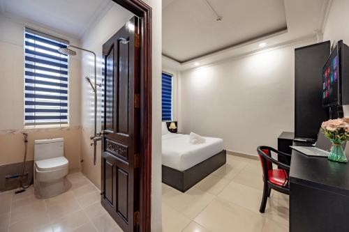 a bathroom with a toilet and a sink at Trung Mai Sân Bay T3 in Ho Chi Minh City