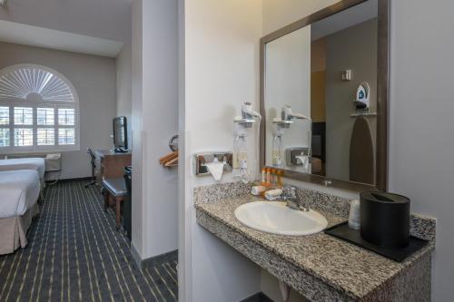 Ett badrum på Hotel Aura SFO Airport