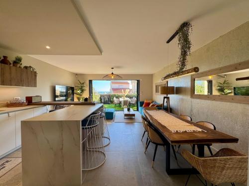 Villa Indigo - Sea view, pool and beach 50 m away