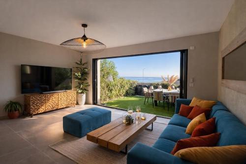 Villa Indigo - Sea view, pool and beach 50 m away