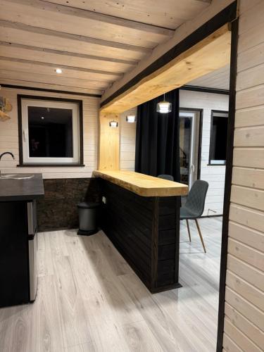 a kitchen and living room in a tiny house at Садиба У Ані номер 7 in Synevyrsʼka Polyana
