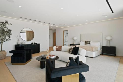 a bedroom with a bed and a living room at Stradella Como in Beverly Glen