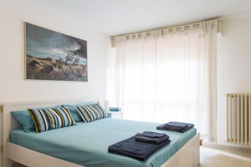 Schlafzimmer mit einem Bett mit Wandgemälde in der Unterkunft Comfort Zone in Tirrenia