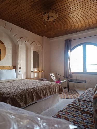 a bedroom with two beds and a window at Beyt Merin Konağı in Mardin