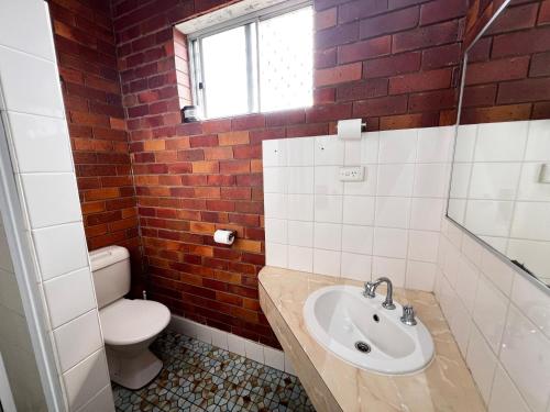 a bathroom with a sink and a toilet at Glen Innes Lodge Motel in Glen Innes