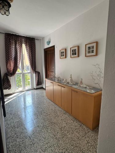a living room with a counter and a window at Il Vecchio Torchio in Perledo