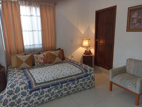 Casa La Quinta, excepcional con Terreno y exuberante jardín, próxima a ...