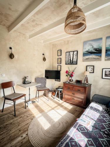 a living room with a bed and a table at Cottage Rose in Bergen