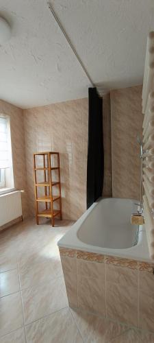 a bathroom with a bath tub in a room at Isabella in Weißwasser