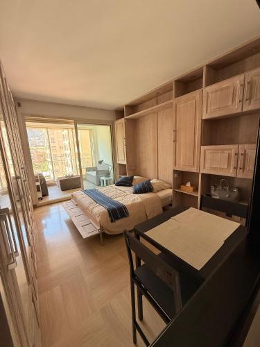 Luxury Retreat in Monaco with Rare Private Parking, Pool, AC and Wifi photo 24