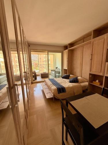 Luxury Retreat in Monaco with Rare Private Parking, Pool, AC and Wifi photo 3
