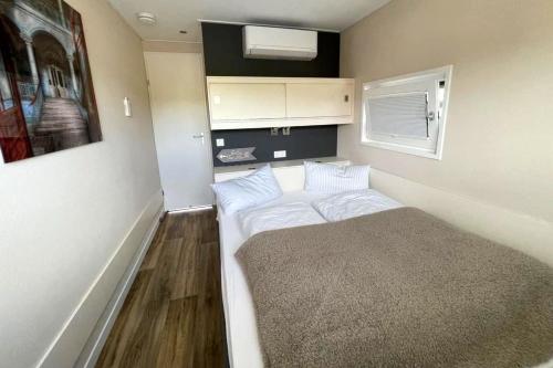 a small room with a bed in the corner at Floatinghouse Heaven on Earth in Klitten