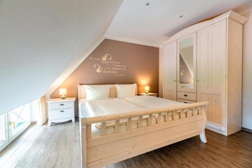 a bedroom with a large bed and two lamps at Wrixum - Herrenhof Nr 7 Leevhüs in Wrixum
