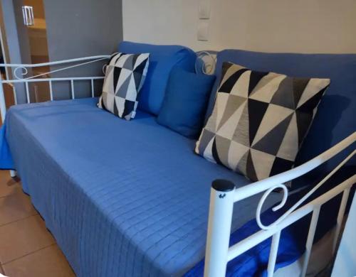 ein blaues Sofa mit Kissen darauf in der Unterkunft Blue line in Kalathos