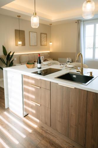 a kitchen with a sink and a counter top at Suite Maiora - Élégance, Sérénité & Jacuzzi in Saumur