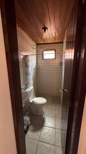 a bathroom with a toilet and a sink at Casa em Gravatá Copenhague in Gravatá