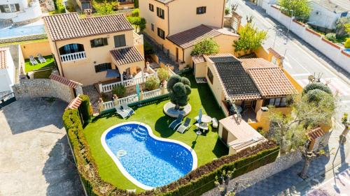 an aerial view of a house with a swimming pool at Casa L'Escala 30 in L'Escala