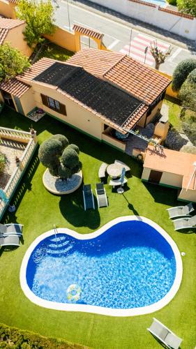an overhead view of a swimming pool in a yard at Casa L'Escala 30 in L'Escala