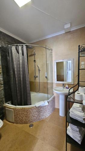 a bathroom with a shower and a sink at Quinta das Candeias in Candelária