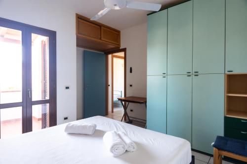 a bedroom with a bed with towels on it at Casa la Gabbianella in San Teodoro