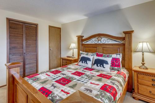 a bedroom with a bed and two night stands and a bed sidx sidx sidx sidx at Winter Park Condo w/ Pool + Ski Shuttle Access! in Winter Park