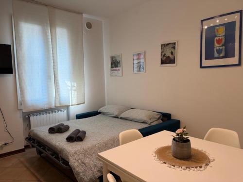 ein kleines Zimmer mit einem Bett und einem Tisch in der Unterkunft Andreini20 in Padua
