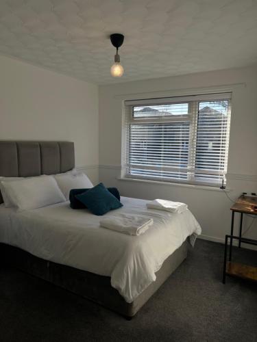 a bedroom with a large bed with a window at Serene Property Next to Southampton General Hospital in Southampton