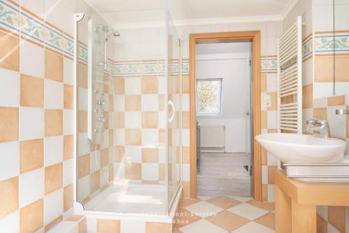 a bathroom with a sink and a shower at Monteurunterkunft Kuddel in Laboe