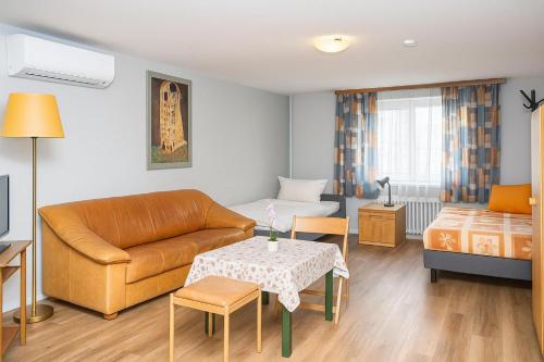 ein Wohnzimmer mit Sofa und Tisch in der Unterkunft Villa Filimena - Monteurunterkunft Gründau in Gründau