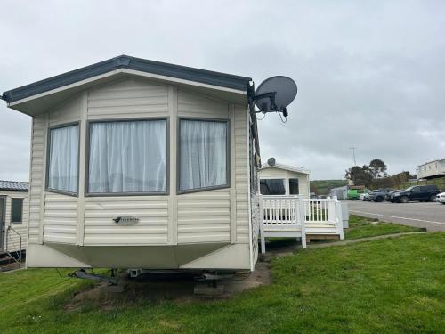 a small house with a spotlight next to a street at Holiday home 5 minutes from Porth beach in Newquay Bay Resort