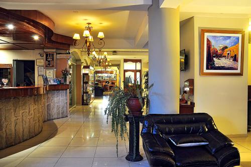 a lobby with a leather couch and a bar at Casona Plaza Hotel Arequipa in Arequipa