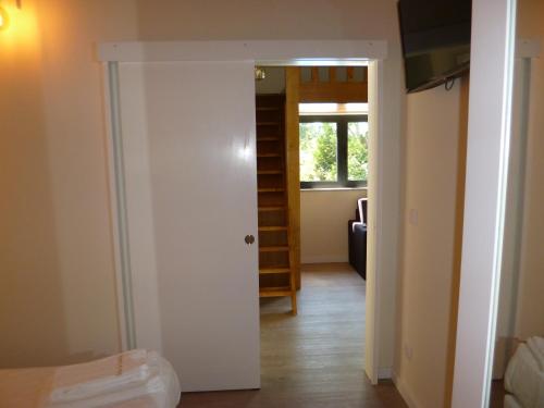 a room with a door leading to a room with a window at Casinha de campo in Geres