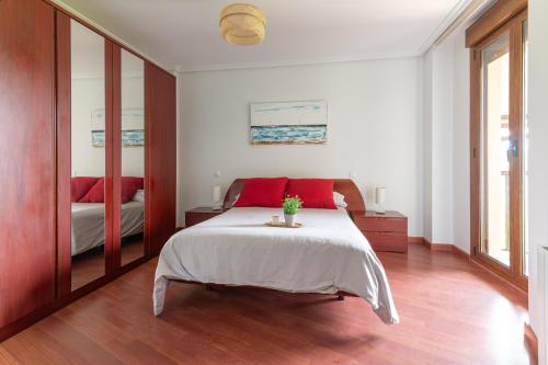 a bedroom with a bed with red pillows at Apartamento en Bádames in Bádames