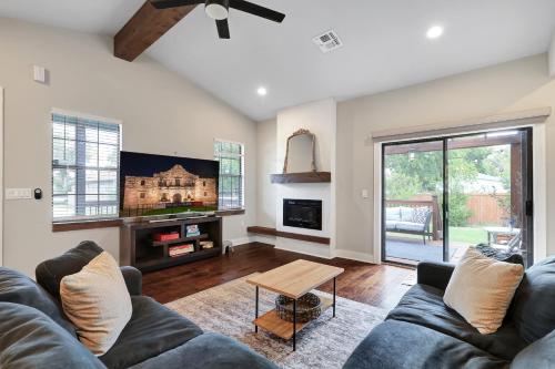 a living room with a couch and a tv at Getaway Near River Walk DT Yard BBQ Pet Games in San Antonio