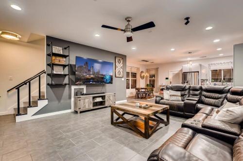 a living room with a couch and a table at Downtown Private Oasis Stay Fire Pit & Hot Tub in Houston