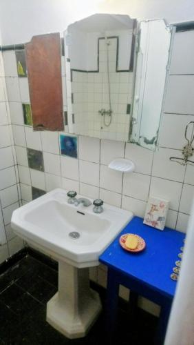 a bathroom with a white sink and a mirror at Casa JINDRA in Puerto Madryn